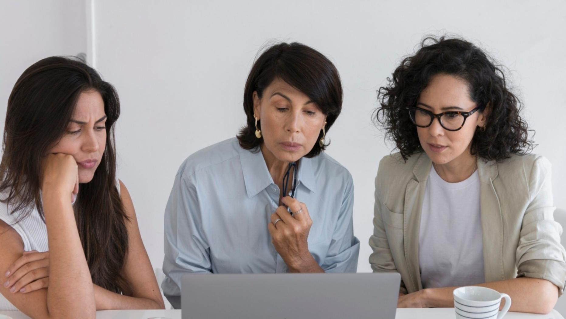 Participant învățând tehnici de gestionare a bugetului personal într-un mediu interactiv